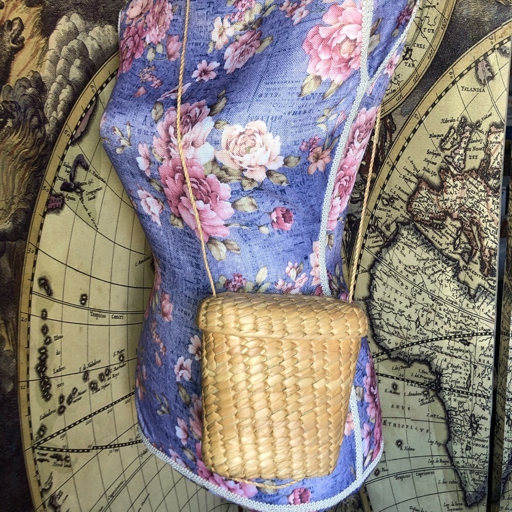 Vintage bohemian mini wicker basket mini bag. - Picture 2 of 6